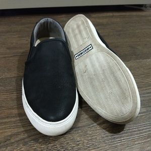 Slip on tennis shoes